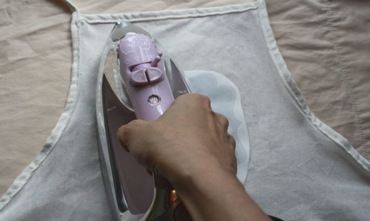 796 x 476 步骤 4 熨烫厨师派对围裙的图片