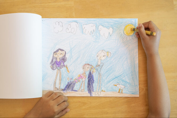 一个孩子在她的关于朋友的书中画画