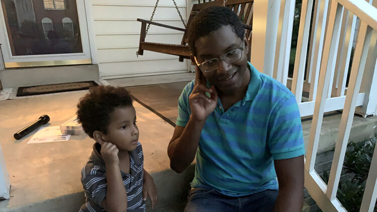 一对父子在夜间探索时聆听日落时的声音。