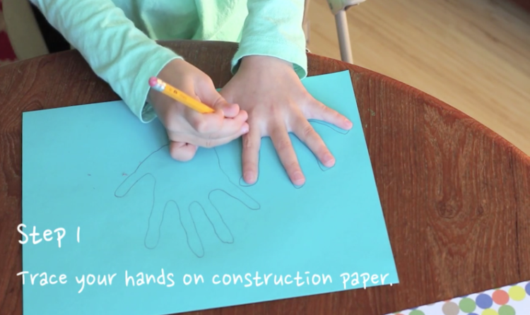 家人手捧花环的图片第1步