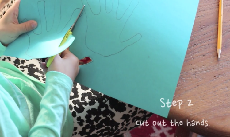 家人手捧花环的图片第2步