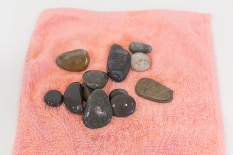 洗净的岩石放在毛巾上晾干。