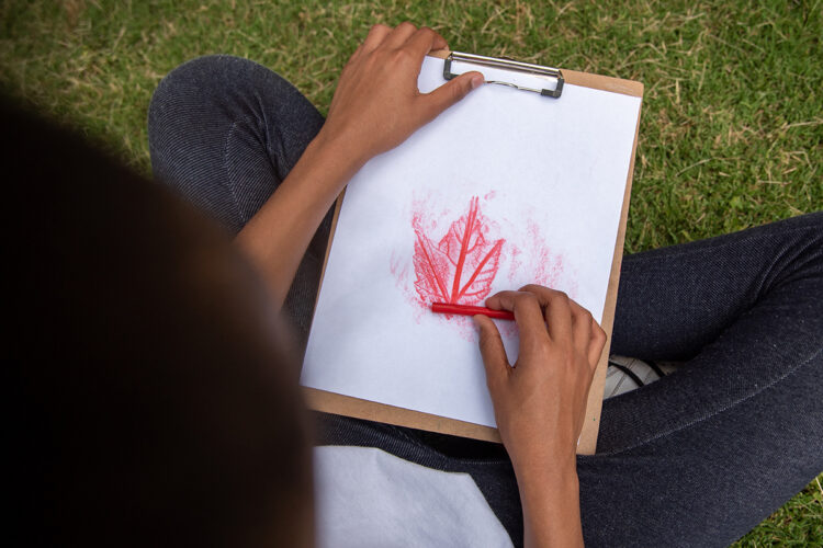 家长和孩子进行树叶拓印。