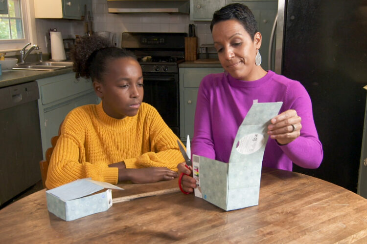 一对母女把盒子的侧面和顶部切开，做成了一个盖子。