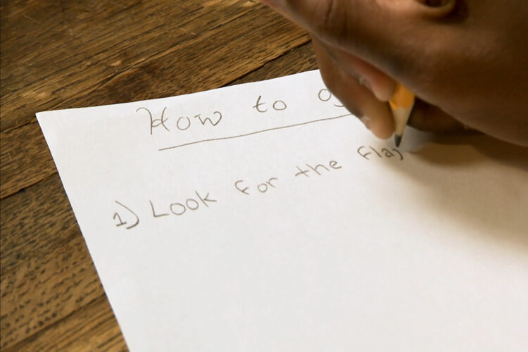 一位母亲帮助女儿写下打开密室的步骤。