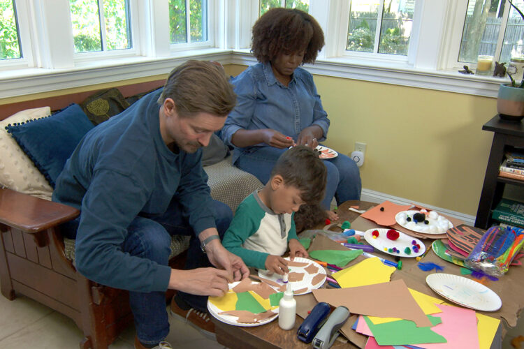 一家人一起制作动物来玩动物伪装游戏。