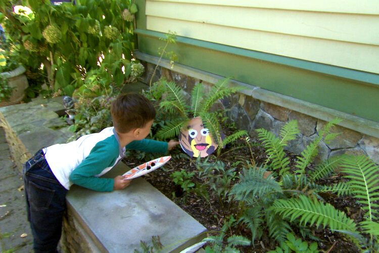 孩子们在动物伪装游戏中寻找玩捉迷藏的动物。