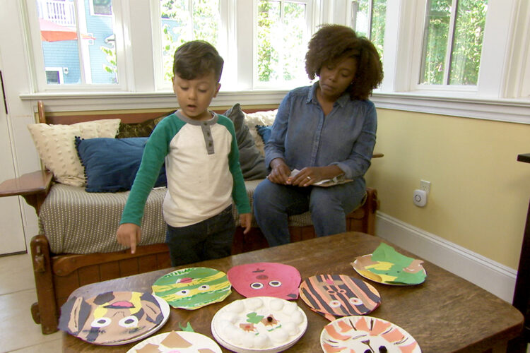 一对母子谈论他们在玩动物迷彩游戏时寻找的捉迷藏动物。