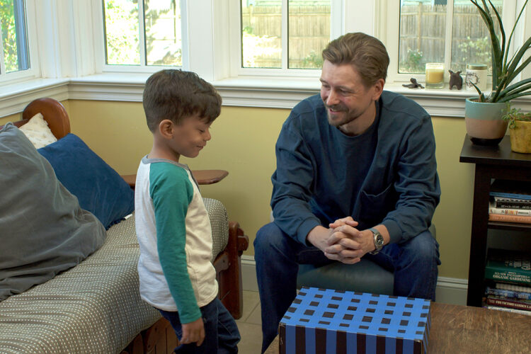 一位父亲向儿子展示一个盒子。