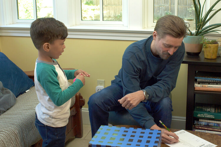 一位父亲在观察图上写下笔记。