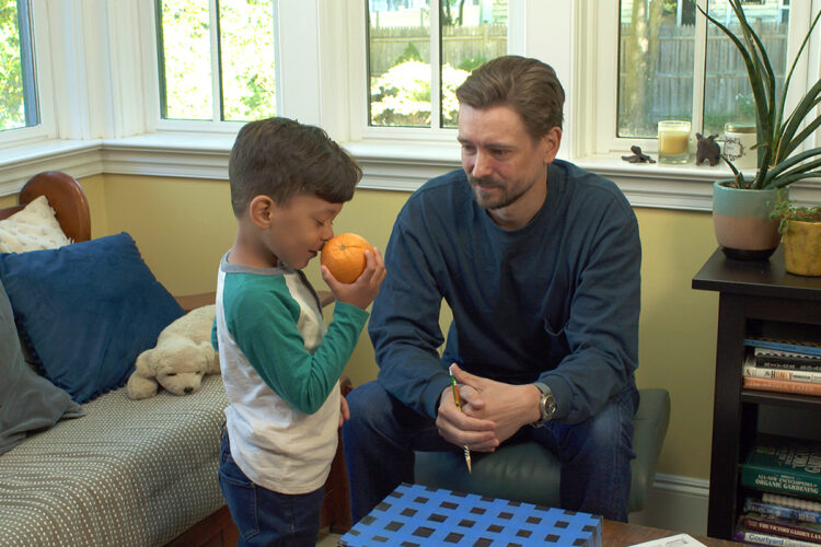 一个孩子拿着另一个物体。