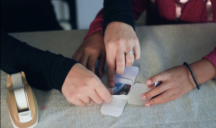 孩子和成人一起折叠故事立方体。