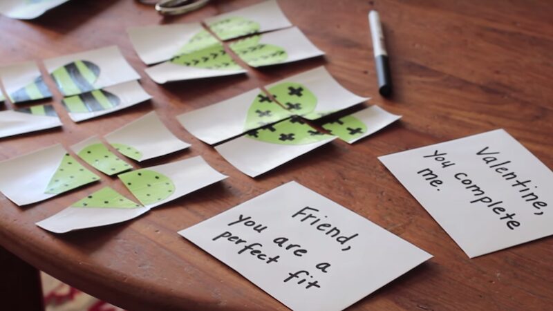 心形拼图英雄形象