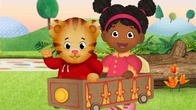 丹尼尔·泰格和朋友在盒子里玩耍的照片