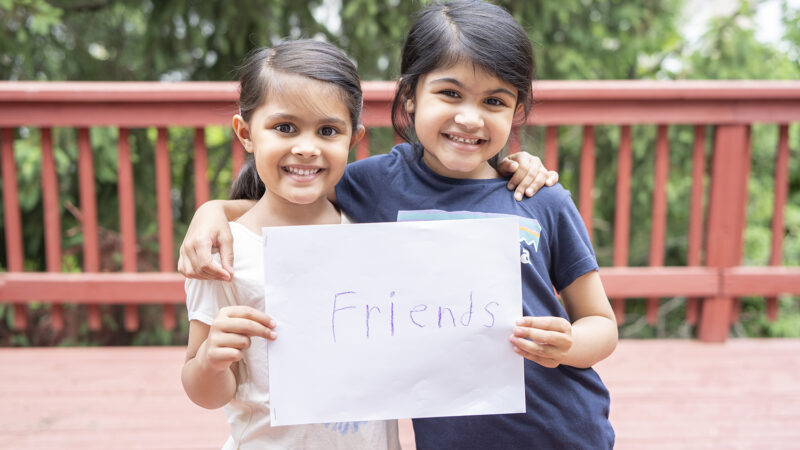 两个朋友一起拿着他们的书。