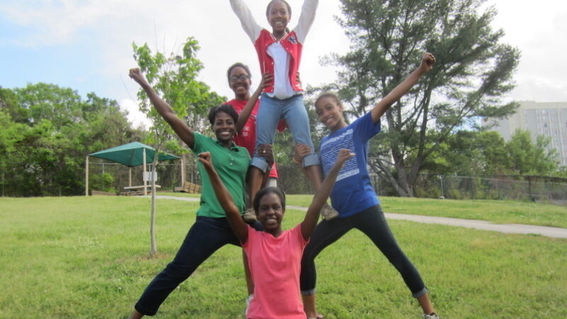 女孩们形成啦啦队金字塔。