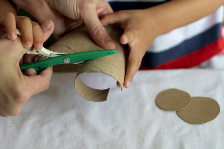 家长用卫生纸卷剪腕带。