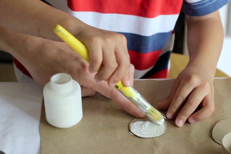 孩子把较小的圆圈涂成白色。