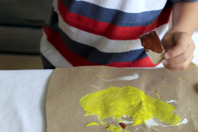 孩子把棕色腕带涂成棕色。