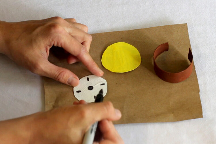 家长在白色圆圈上绘制表盘。