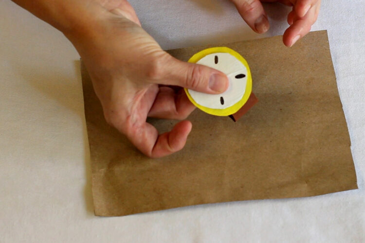 家长将手表的各个部件粘在一起。