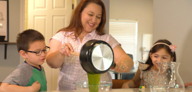 妈妈将煮熟的粘液倒入碗中的图片。