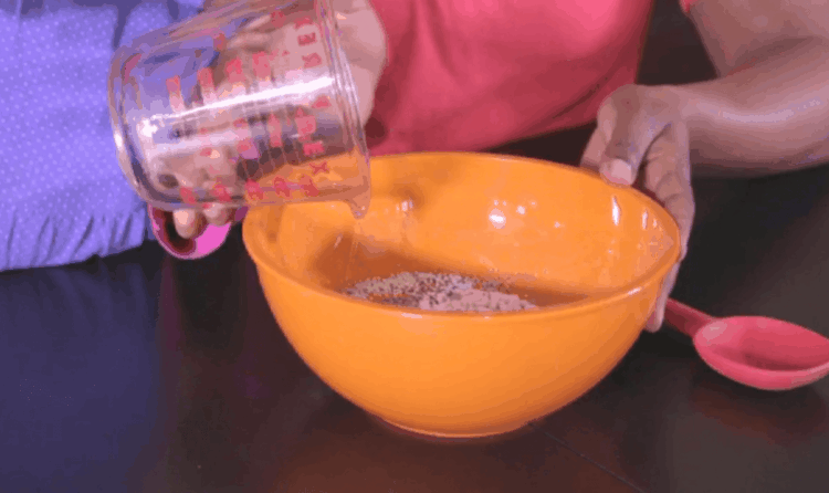 将配料放入搅拌碗中混合。