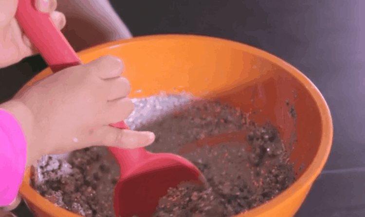 在碗中混合风化层混合物。