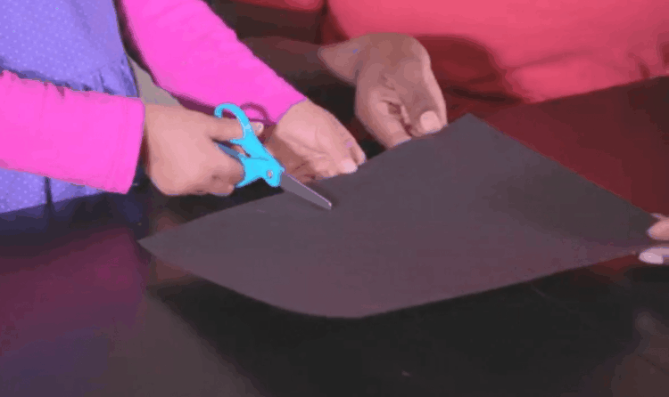 从卡纸上剪出圆圈。