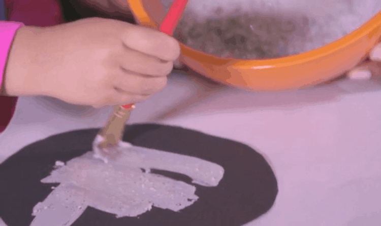 用风化层混合物绘制圆圈。