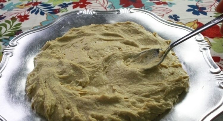 大量的鹰嘴豆泥覆盖在圆形托盘的中间。