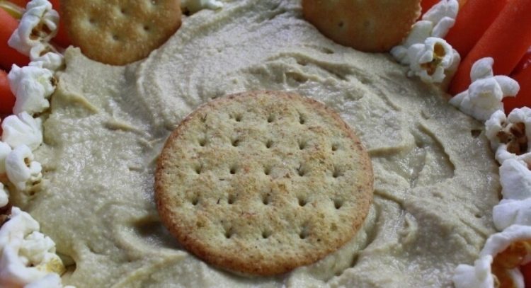 狮子脸的前面加了一块大圆饼干。